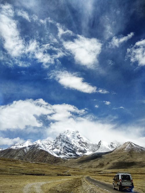 黑白suv上路 · 免费素材图片