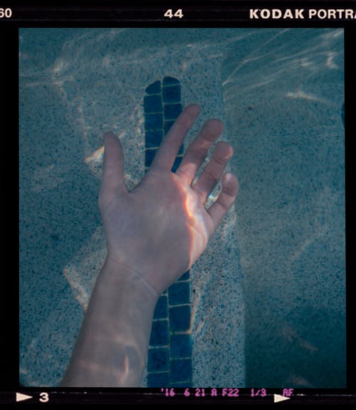 人的左手水下 · 免费素材图片