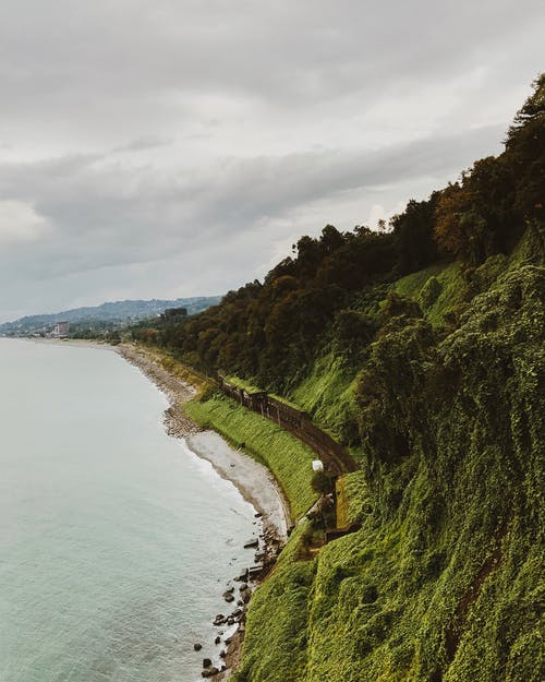 山附近的水域 · 免费素材图片