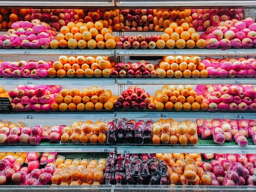 玻璃柜台上的水果 · 免费素材图片