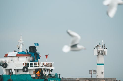 白色和蓝绿色的船 · 免费素材图片