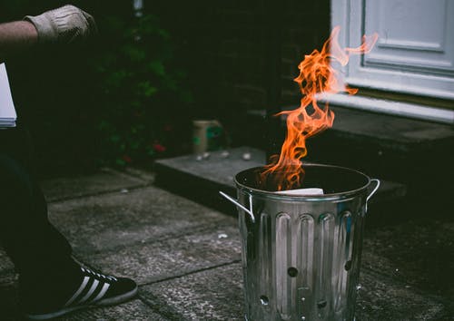 不锈钢垃圾桶着火 · 免费素材图片