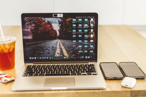 Macbook Pro已开启 · 免费素材图片
