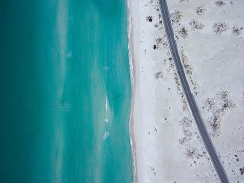 白天海滩的鸟瞰图 · 免费素材图片