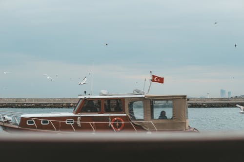 米色和棕色的船 · 免费素材图片