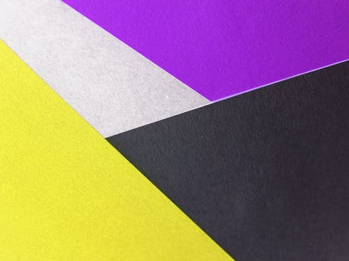 黄色，黑色和紫色彩色纸 · 免费素材图片
