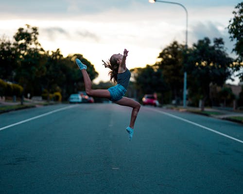 女人跳上路 · 免费素材图片