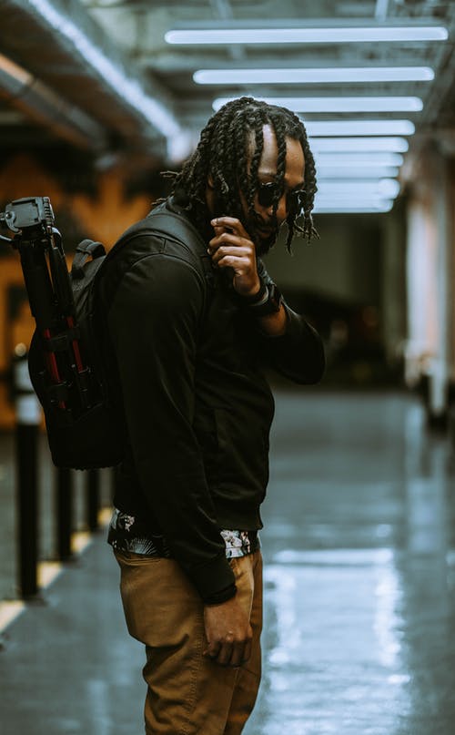 男子背着背包的照片 · 免费素材图片