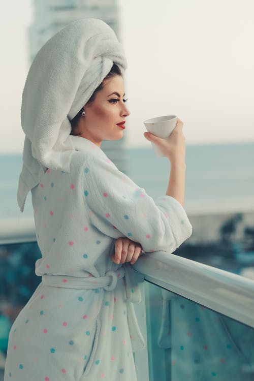 女人穿着浴袍的照片 · 免费素材图片