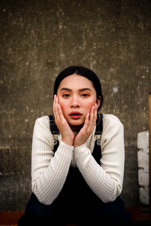 女人穿着牛仔工作服的照片 · 免费素材图片