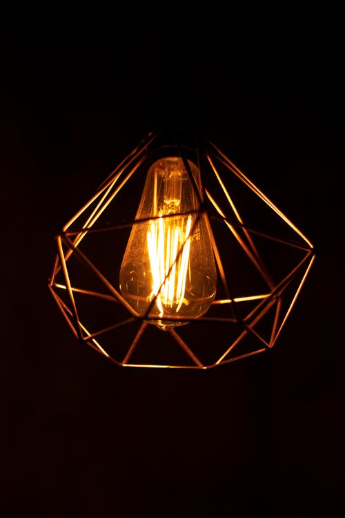 点亮的透明灯泡 · 免费素材图片