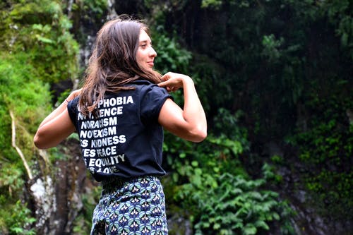 穿黑衬衫的女人的照片 · 免费素材图片