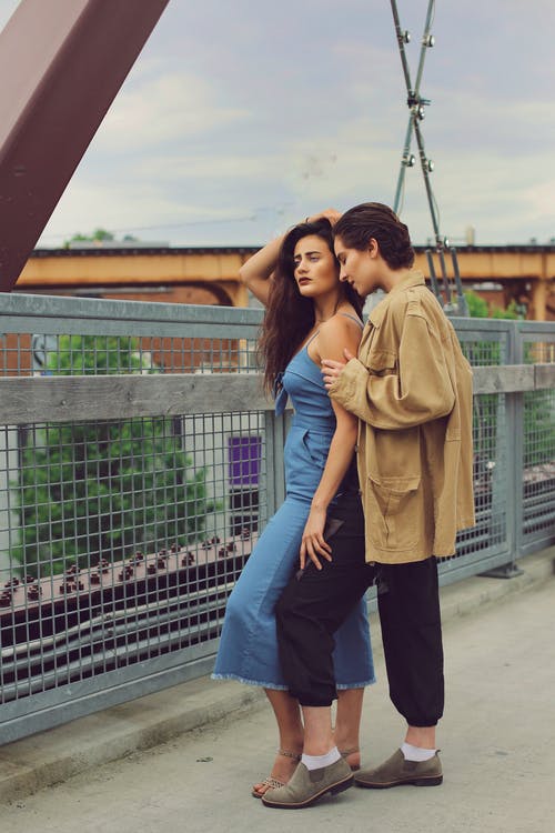 两人站在桥上的照片 · 免费素材图片
