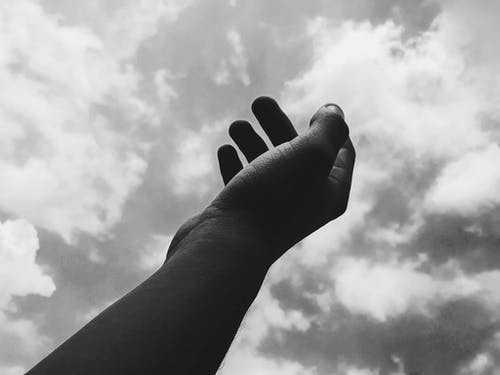 伸出手向天空的人 · 免费素材图片