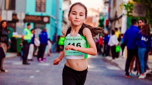 女孩在街上跑的照片 · 免费素材图片