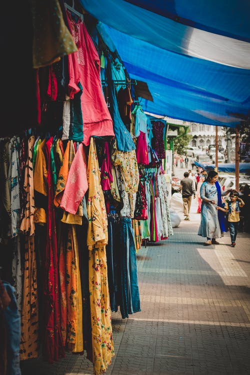 人行道上的商店卖衣服 · 免费素材图片