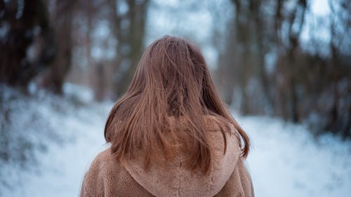 穿棕色连帽衫的女人的照片 · 免费素材图片