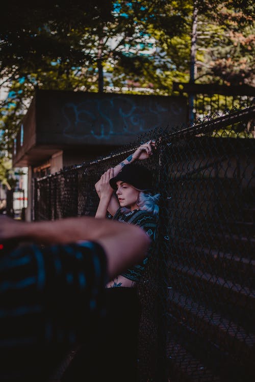 靠在扶手上的女人 · 免费素材图片