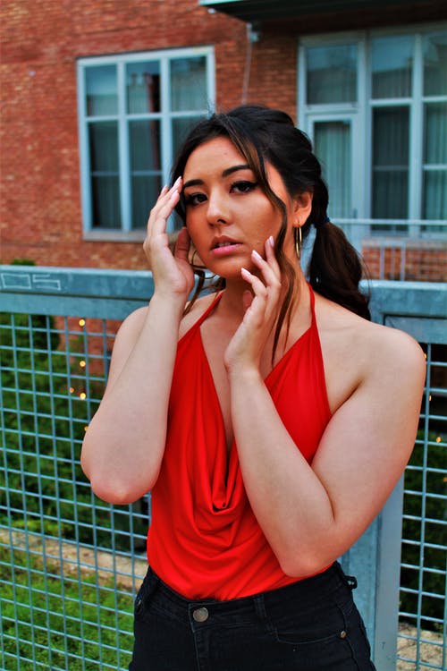 站在栅栏前的女人的照片 · 免费素材图片