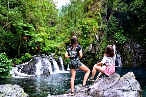 水体附近的两个女人 · 免费素材图片