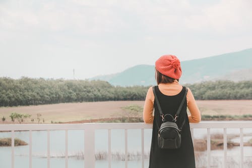 女人穿着背包的照片 · 免费素材图片