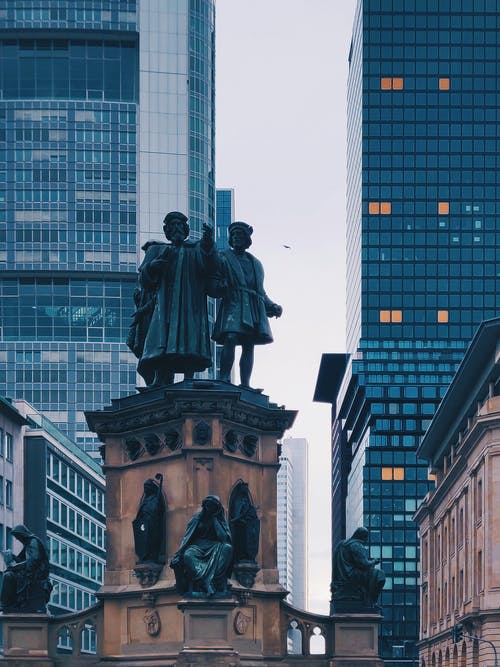 建筑物附近的纪念碑照片 · 免费素材图片