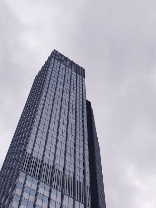 高层玻璃建筑的低角度照片 · 免费素材图片