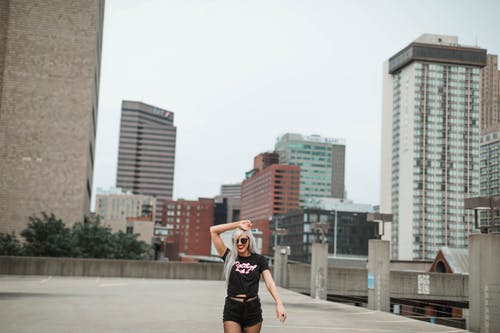 穿黑衬衫的女人的照片 · 免费素材图片