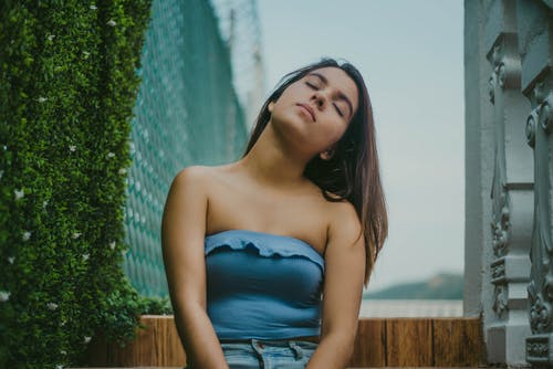 女人闭上眼睛的照片 · 免费素材图片