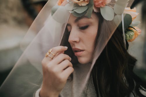 女人戴着花冠的照片 · 免费素材图片