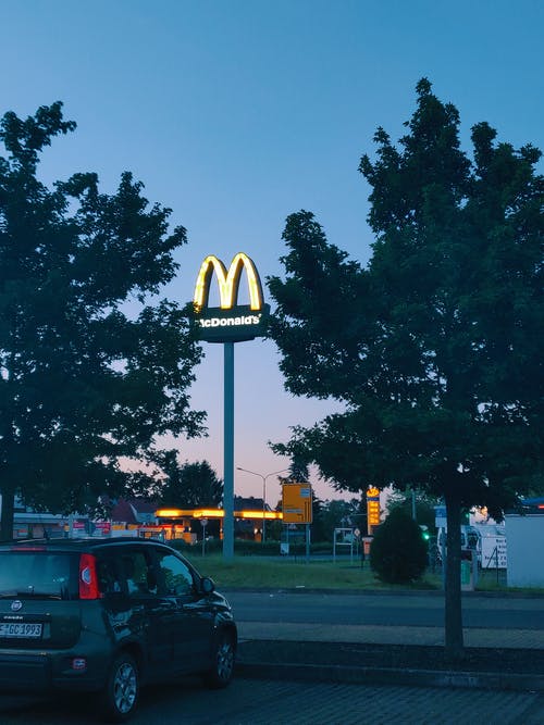 麦当劳附近停放的汽车的照片 · 免费素材图片