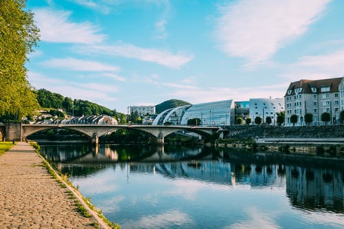 蓝蓝的天空下河附近建筑物的照片 · 免费素材图片