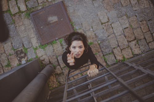 女人在梯子上爬的照片 · 免费素材图片