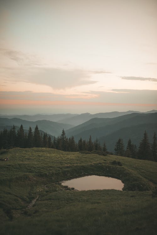 天空下山的风景摄影 · 免费素材图片