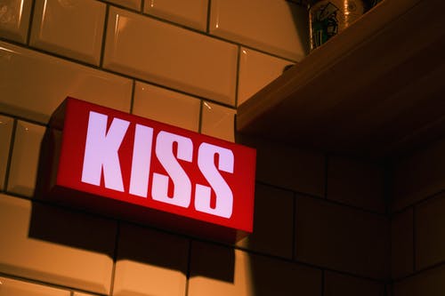墙上的亲吻标牌照片 · 免费素材图片