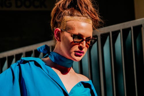 蓝色短袖衬衫的女人 · 免费素材图片