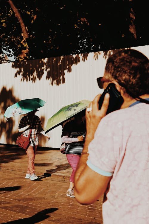 在人行道上行走的人的照片 · 免费素材图片