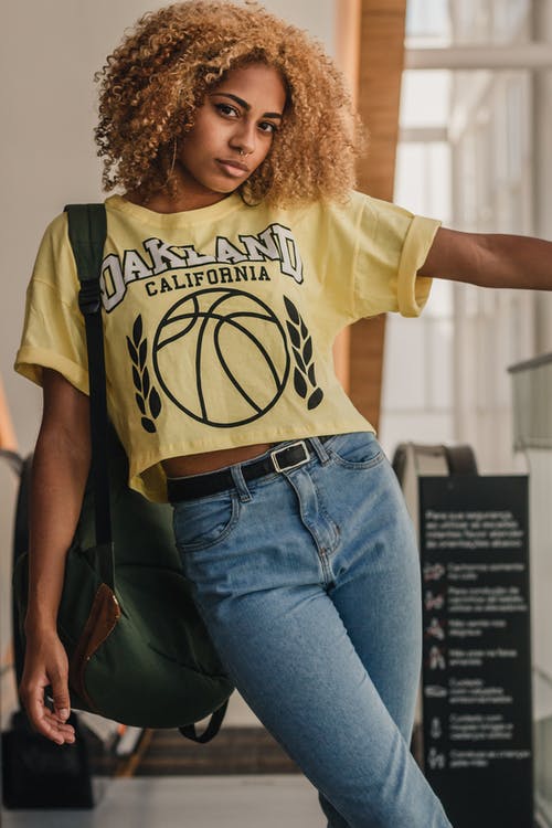 女人穿着牛仔裤背着背包 · 免费素材图片