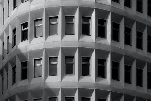建筑物的单色摄影 · 免费素材图片