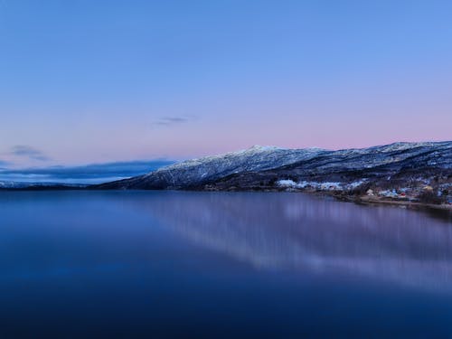 蓝天下的水体 · 免费素材图片