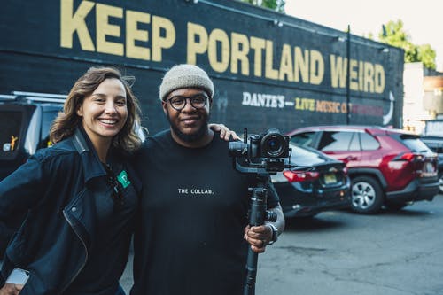 身穿黑色衬衫的男人 · 免费素材图片