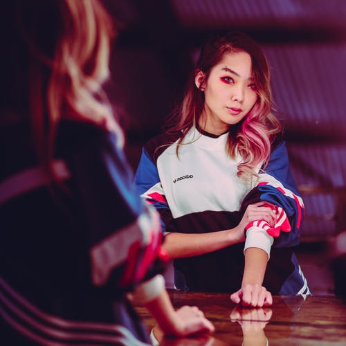 站在镜子前的女人的照片 · 免费素材图片