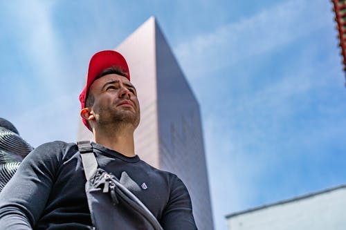 穿腰包的男人的选择性聚焦照片 · 免费素材图片