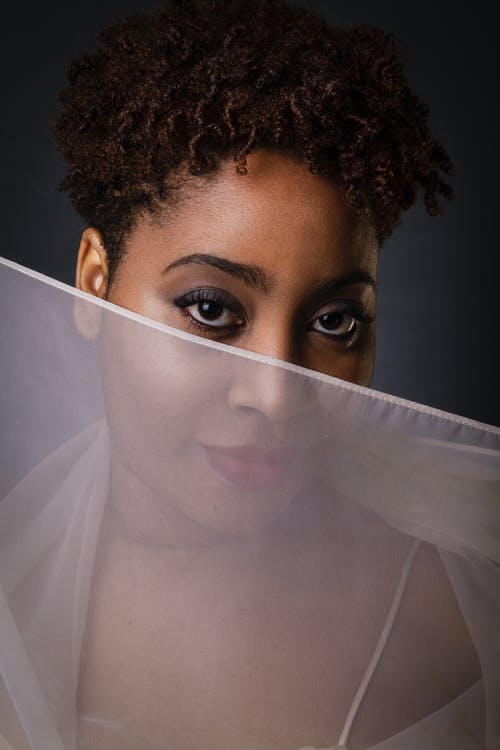 一个女人遮住她的脸，白色的纯粹的特写照片 · 免费素材图片