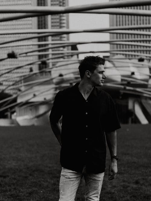 黑色衬衫站在外面建筑物的灰度照片人 · 免费素材图片