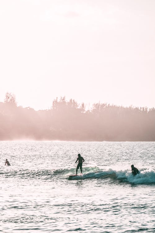 人们骑冲浪板的照片 · 免费素材图片