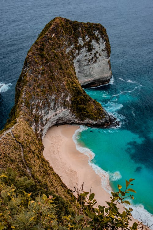 海滨近岩层的高角度照片 · 免费素材图片