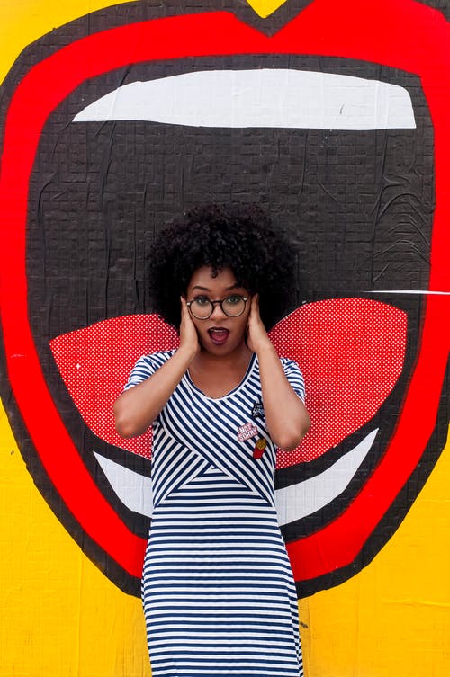 女人穿着条纹的衣服的照片 · 免费素材图片