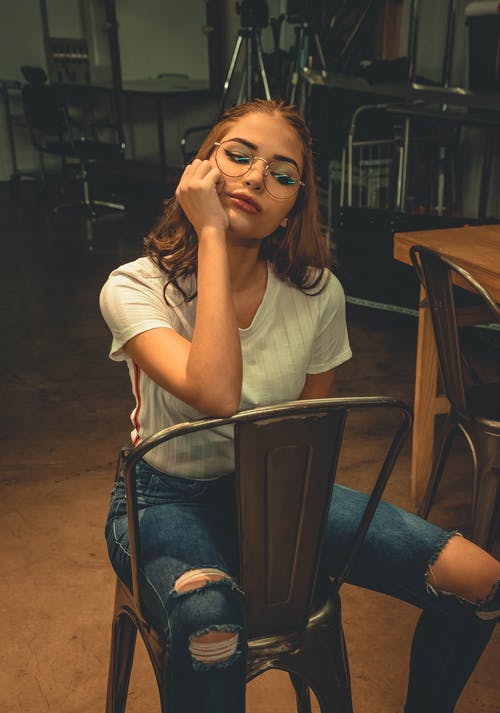 女人坐在椅子上的照片 · 免费素材图片