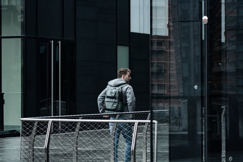 在建筑物附近行走的人的照片 · 免费素材图片